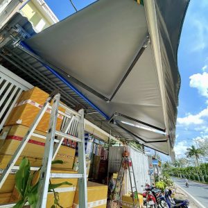 Bạt cuốn mái hiên che hiên nhà hàng