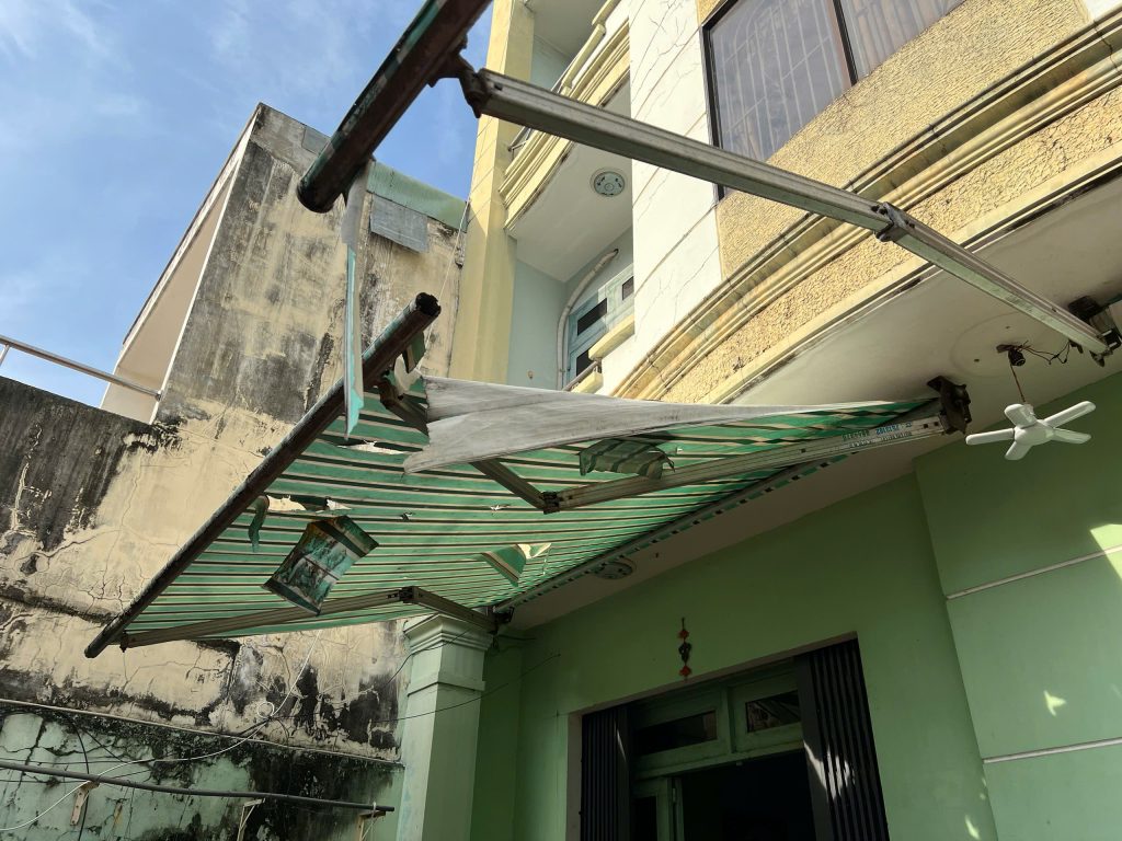 Dấu hiệu cần thay bạt mái hiên mái xếp di động Dấu hiệu cần thay bạt mái hiên mái xếp di động