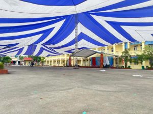 Dù vuông sự kiện che sân trường học ở Đồng Tháp