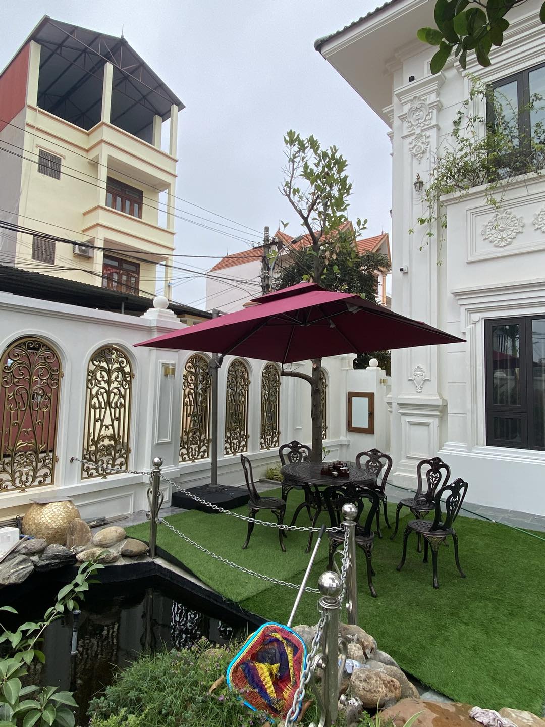 Dù lệch tâm vuông 3m xoay 360 độ màu đỏ che nắng mưa ngoài trời Dù lệch tâm vuông 3m xoay 360 độ màu đỏ che nắng mưa ngoài trời