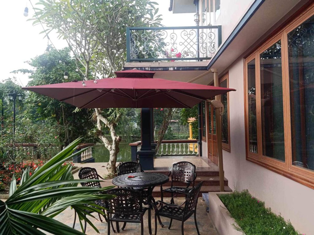 Dù lệch tâm vuông 3m xoay 360 độ màu đỏ che nắng nhà hàng Dù lệch tâm vuông 3m xoay 360 độ màu đỏ che nắng nhà hàng
