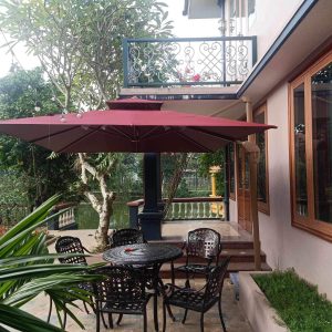 Dù lệch tâm vuông 3m xoay 360 độ màu đỏ che nắng nhà hàng