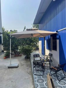 Dù lệch tâm vuông 2m5 xoay 360 độ màu be che sân vườn