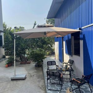 Dù lệch tâm vuông 2m5 xoay 360 độ màu be che sân vườn