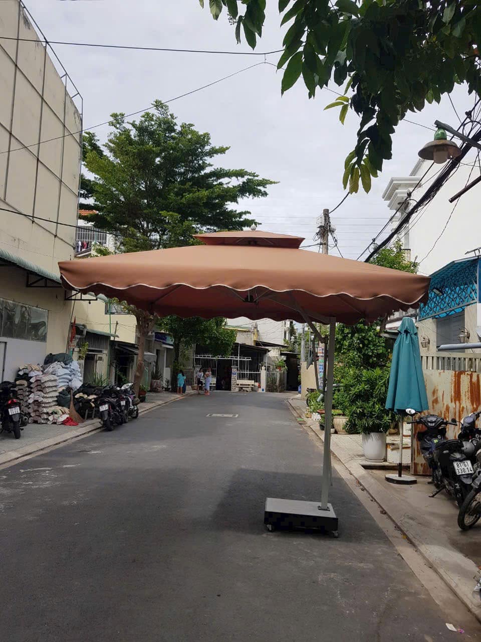 Dù lệch tâm vuông 2m5 đòn nâng hạ có bèo màu be