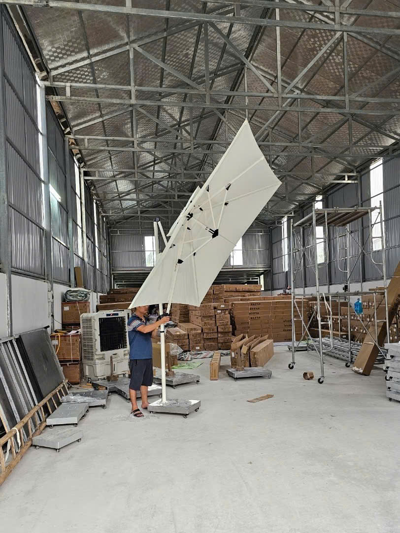 Dù lệch tâm vuông 2m5 xoay 360 độ màu trắng Dù lệch tâm vuông 2m5 xoay 360 độ màu trắng