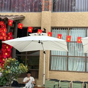 Dù lệch tâm vuông 2m5 xoay 360 độ màu trắng che quán cafe