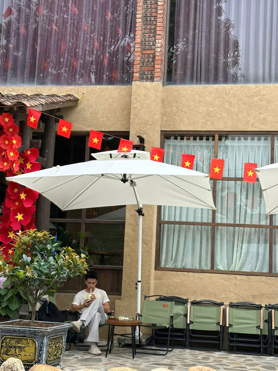 Dù lệch tâm vuông 2m5 xoay 360 độ màu trắng che quán cafe