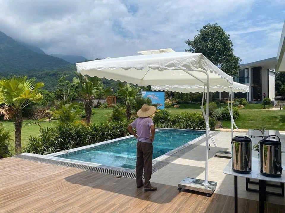 Dù lệch tâm vuông 2m5 đòn nâng hạ có bèo màu trắng che hồ bơi