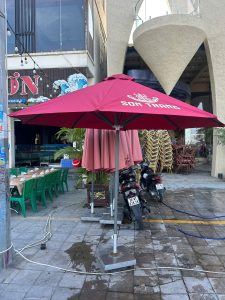 Dù đứng tâm tròn 3m màu đỏ che nắng quán cafe