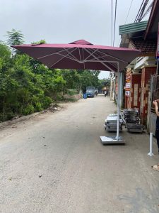 Dù lệch tâm vuông 3m đòn trợ lực màu đỏ che sân vườn Dù lệch tâm vuông 3m đòn trợ lực màu đỏ che sân vườn