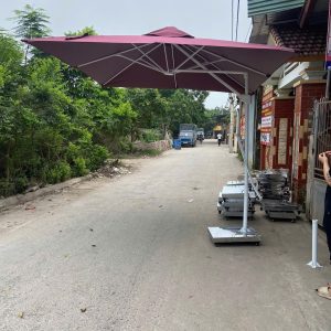 Dù lệch tâm vuông 3m đòn trợ lực màu đỏ che sân vườn