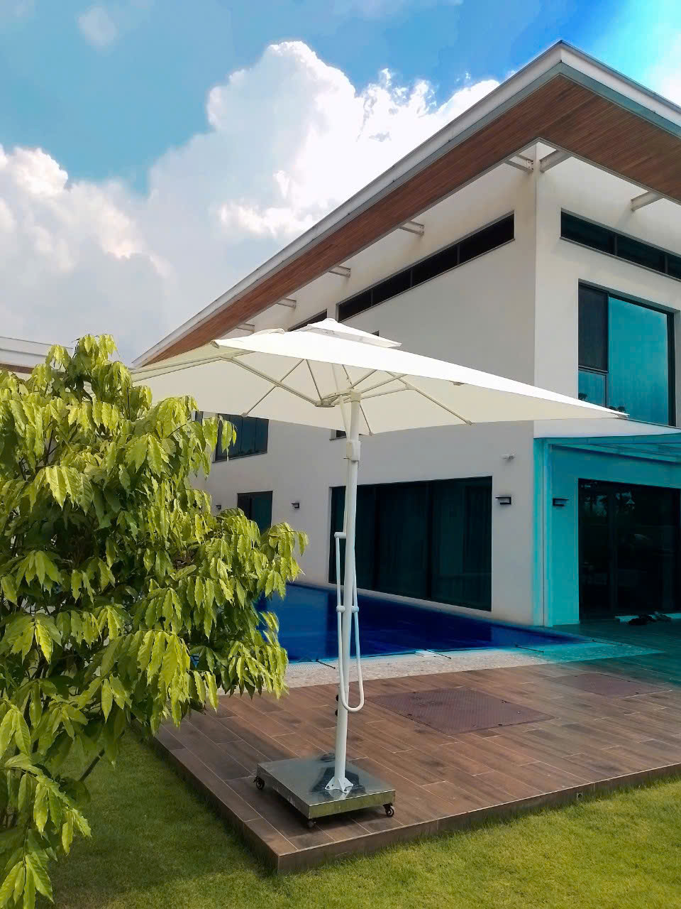 Dù lệch tâm vuông 3m đòn trợ lực màu trắng che sân vườn Dù lệch tâm vuông 3m đòn trợ lực màu trắng che sân vườn