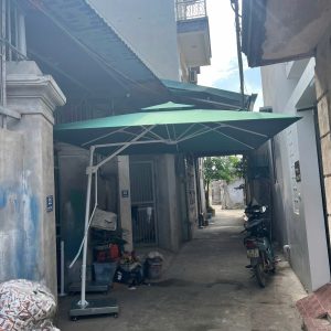 Dù lệch tâm vuông 3m đòn trợ lực màu xanh che sân vườn