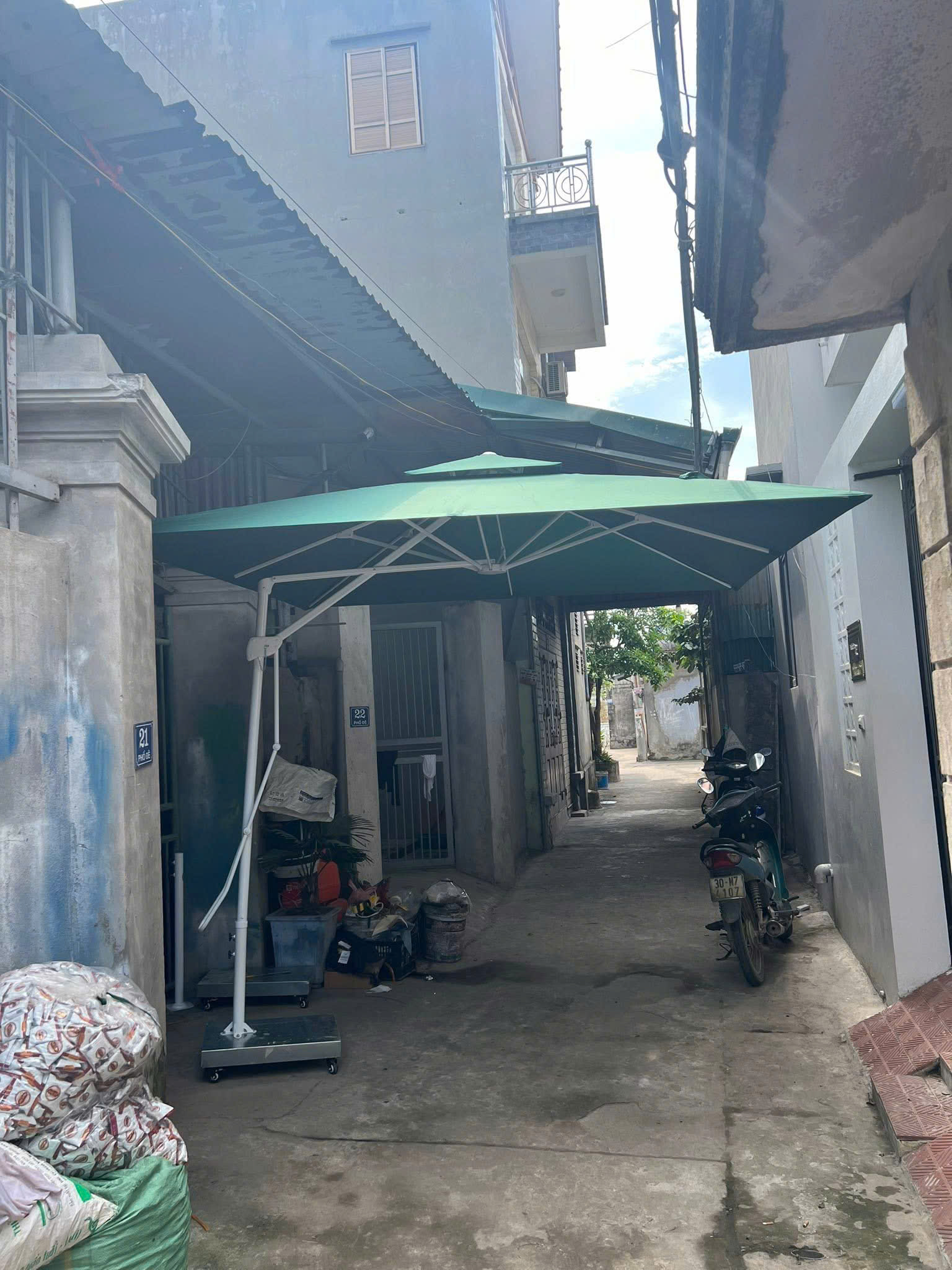 Dù lệch tâm vuông 3m đòn trợ lực màu xanh che sân vườn Dù lệch tâm vuông 3m đòn trợ lực màu xanh che sân vườn