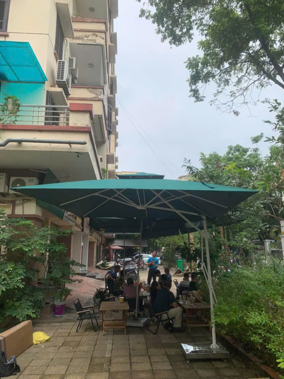 Dù lệch tâm vuông 3m đòn trợ lực màu xanh che sân vườn Dù lệch tâm vuông 3m đòn trợ lực màu xanh che sân vườn