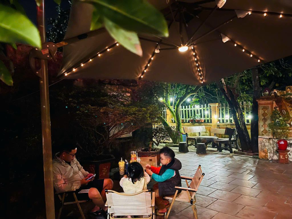 Ô dù lệch tâm vuông 3m có đèn Led che nắng quán cafe
