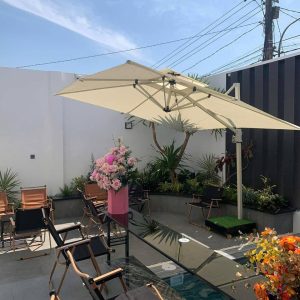 Dù lệch tâm vuông 2m5 xoay 360 độ màu trắng che quán cafe