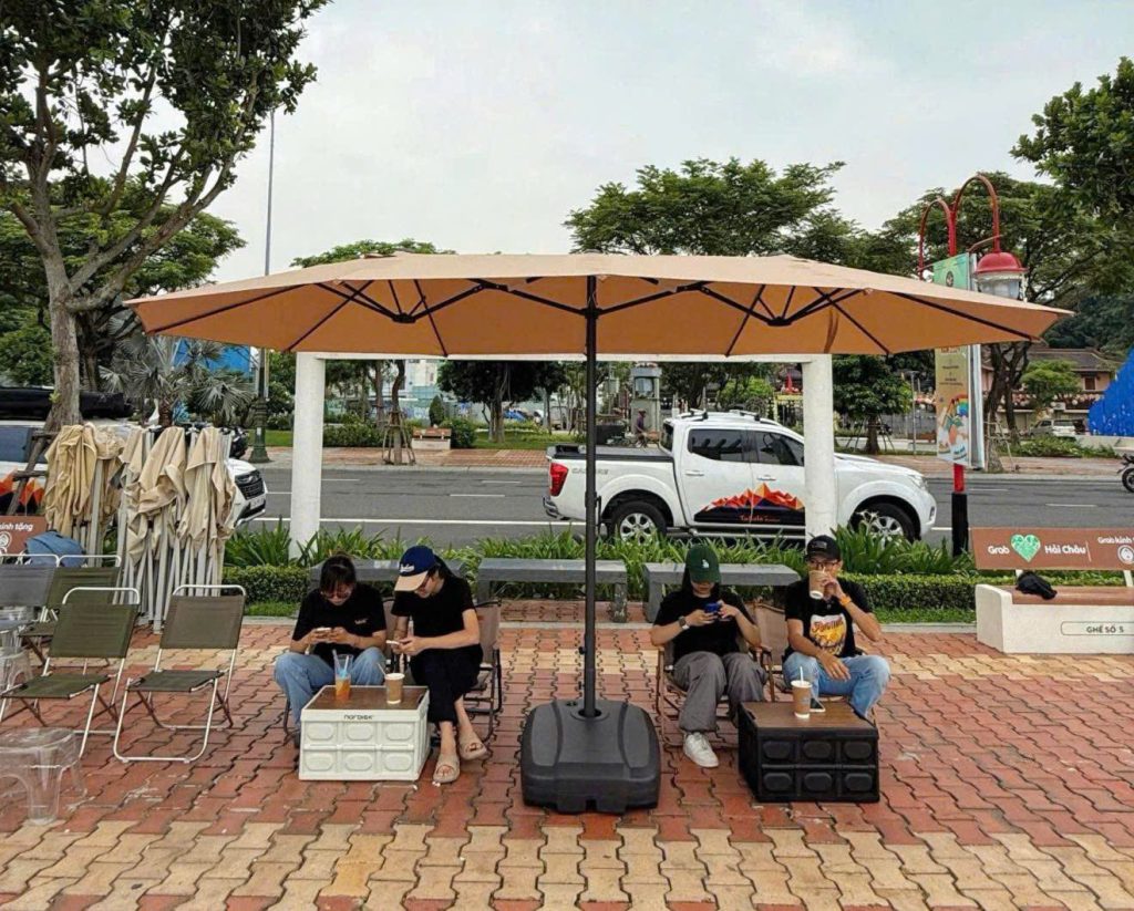 Dù đứng tâm 3 mái (3 đỉnh) che nắng sân vườn