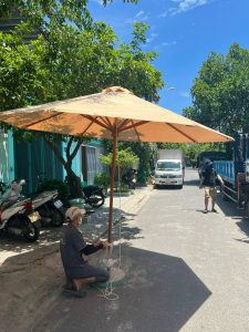 Dù chính tâm tròn 3m thân gỗ che nắng sân vườn