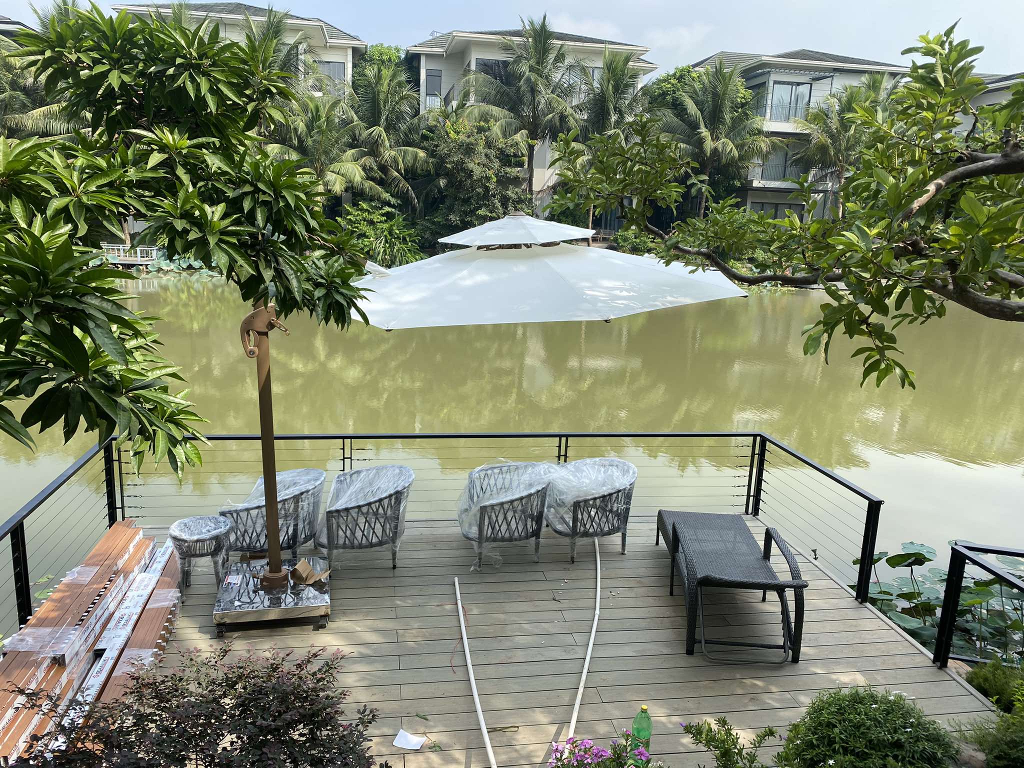 Dù lệch tâm vuông 3m xoay 360 độ màu trắng che hồ bơi Dù lệch tâm vuông 3m xoay 360 độ màu trắng che hồ bơi