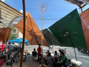Ô dù che nắng lệch tâm ở Hà Nội