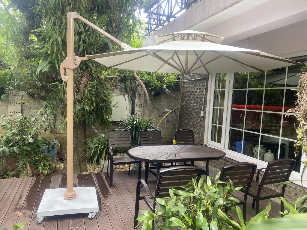 Dù lệch tâm tròn 3m xoay 360 độ màu trắng che nắng sân vườn Dù lệch tâm tròn 3m xoay 360 độ màu trắng che nắng sân vườn