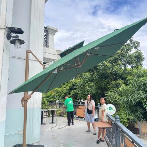 Dù lệch tâm vuông 3m xoay 360 độ màu xanh che nắng sân vườn