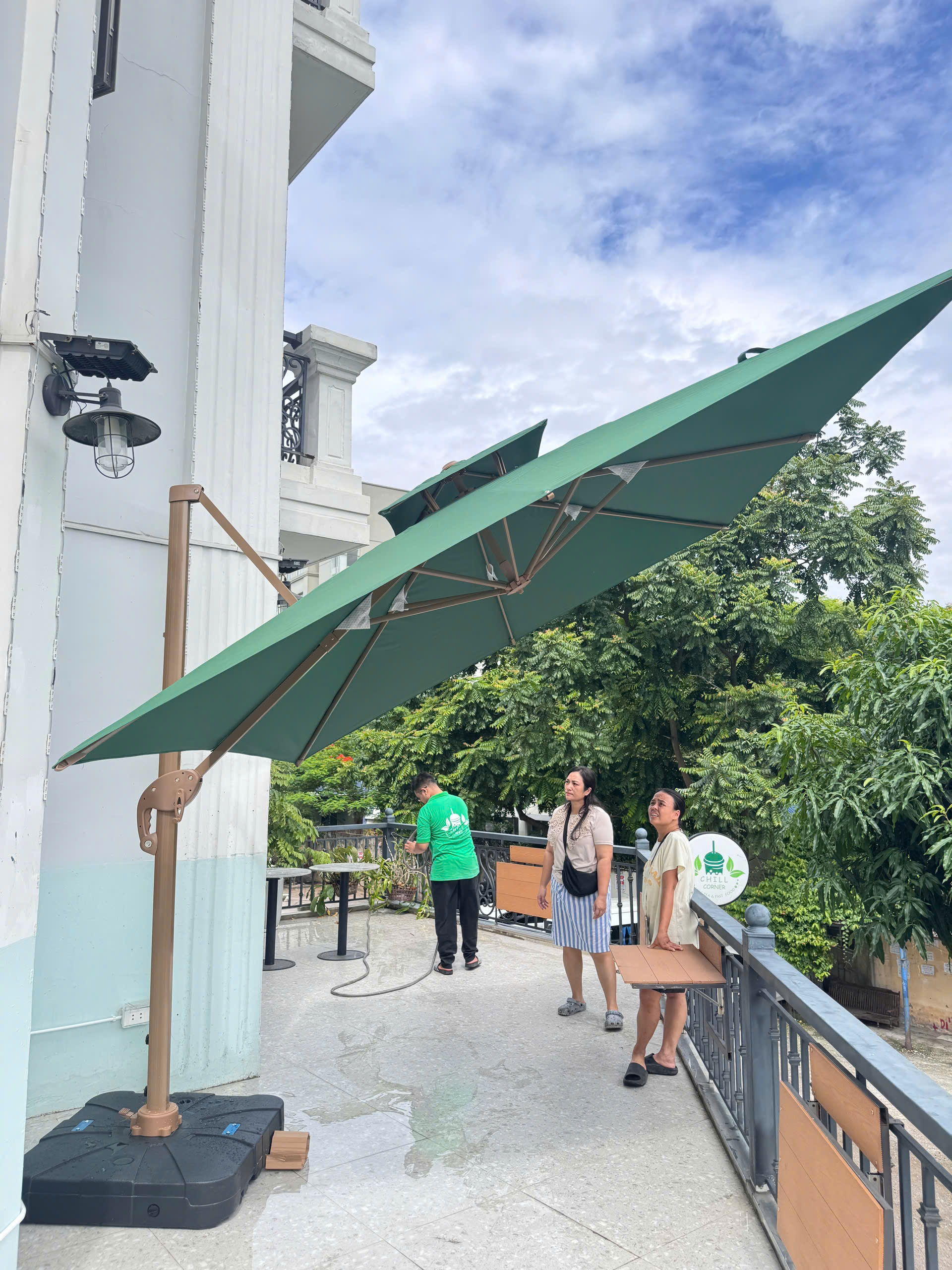 Dù lệch tâm vuông 3m xoay 360 độ màu xanh che nắng sân vườn Dù lệch tâm vuông 3m xoay 360 độ màu xanh che nắng sân vườn