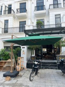 Dù lệch tâm vuông 3m xoay 360 độ màu xanh che nắng quán cafe Dù lệch tâm vuông 3m xoay 360 độ màu xanh che nắng quán cafe