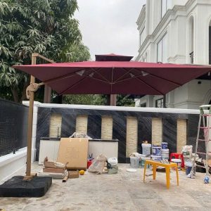 Dù lệch tâm vuông 3m xoay 360 độ màu đỏ che nắng sân vườn