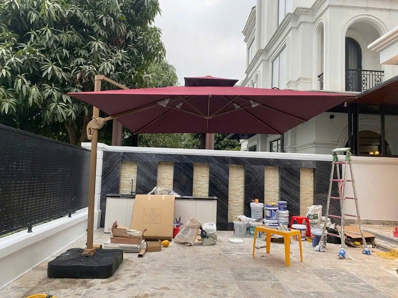 Dù lệch tâm vuông 3m xoay 360 độ màu đỏ che nắng sân vườn Dù lệch tâm vuông 3m xoay 360 độ màu đỏ che nắng sân vườn