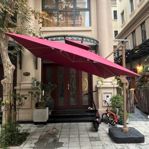 Dù lệch tâm vuông 3m xoay 360 độ màu đỏ đế nhựa đổ nước