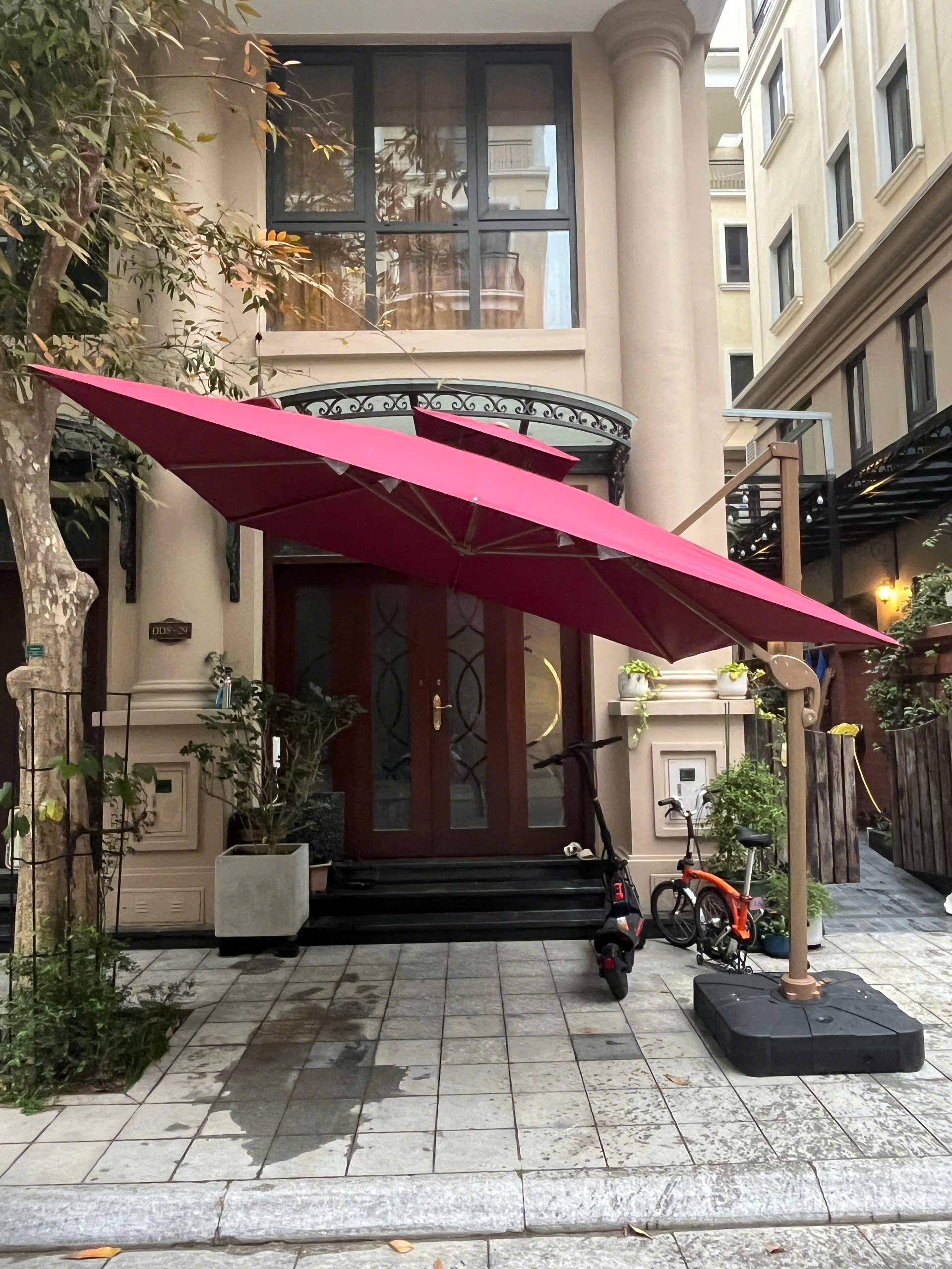Dù lệch tâm vuông 3m xoay 360 độ màu đỏ đế nhựa đổ nước Dù lệch tâm vuông 3m xoay 360 độ màu đỏ đế nhựa đổ nước