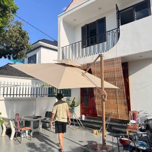 Dù lệch tâm vuông 3m xoay 360 độ màu be đế inox đổ bê tông