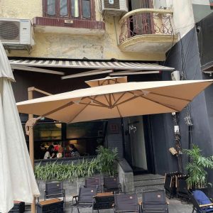 Dù lệch tâm vuông 3m xoay 360 độ màu be che nắng quán cafe