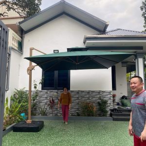 Dù lệch tâm vuông 3m xoay 360 độ màu xanh che nắng sân vườn