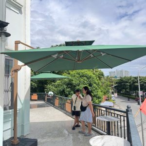 Dù lệch tâm vuông 3m xoay 360 độ màu xanh đế nhựa đổ nước