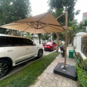 Dù lệch tâm vuông 3m xoay 360 độ màu be đế nhựa đổ nước