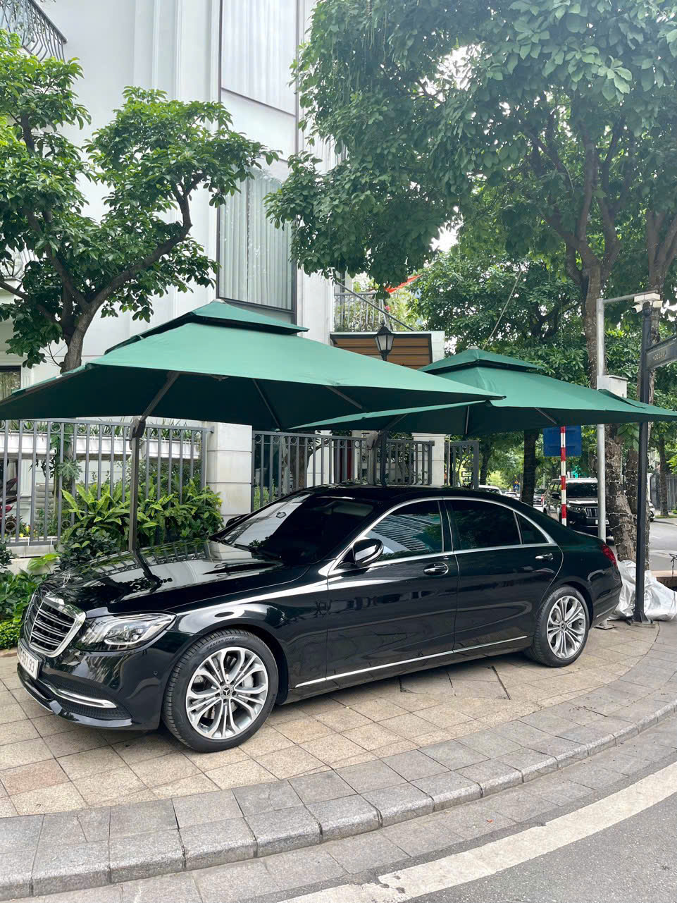 Dù lệch tâm vuông 3m xoay 360 độ màu xanh che nắng quán cafe Dù lệch tâm vuông 3m xoay 360 độ màu xanh che nắng quán cafe