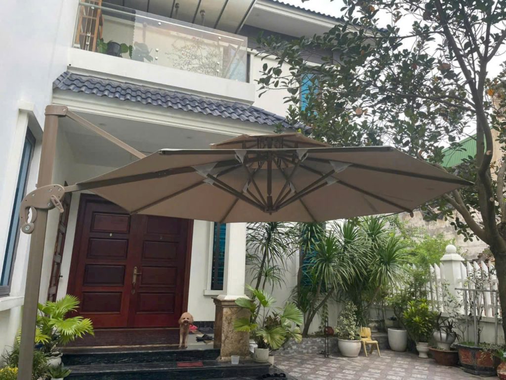 Dù lệch tâm tròn 3m xoay 360 độ màu be che nắng sân vườn