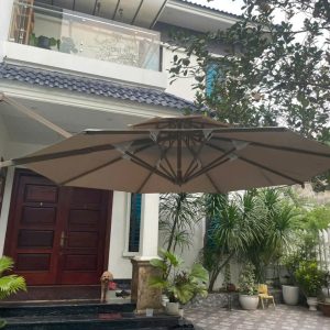 Dù lệch tâm tròn 3m xoay 360 độ màu be che nắng sân vườn