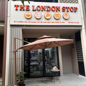 Dù lệch tâm tròn 3m xoay 360 độ màu be che quán cafe