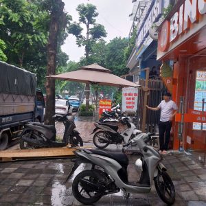 Dù lệch tâm tròn 3m xoay 360 độ màu be che quán cafe