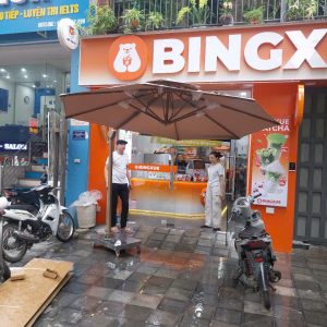 Dù lệch tâm tròn 3m xoay 360 độ màu be che nắng sân vườn