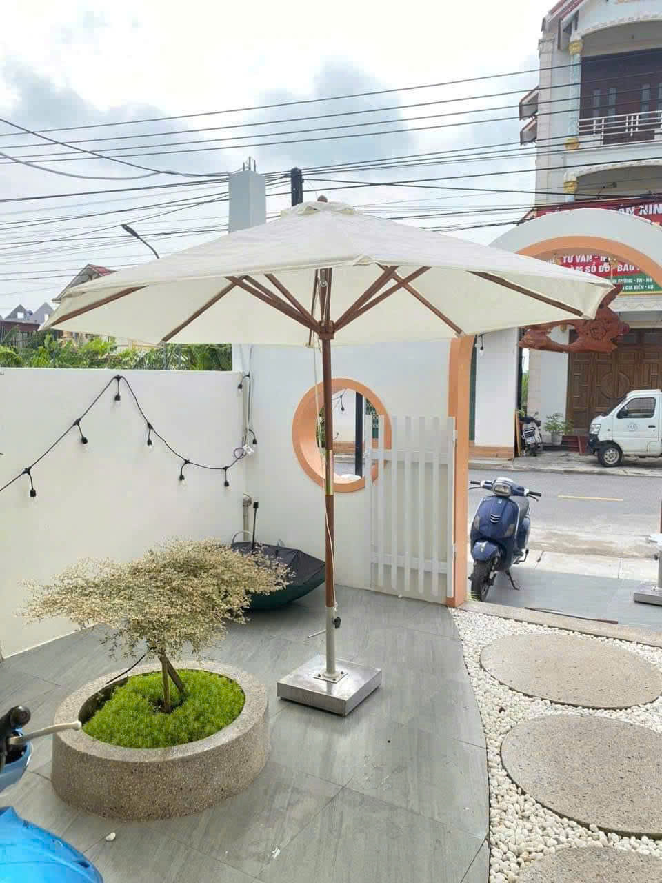 Ô dù che nắng hồ bơi, bãi biển ở Quảng Ninh