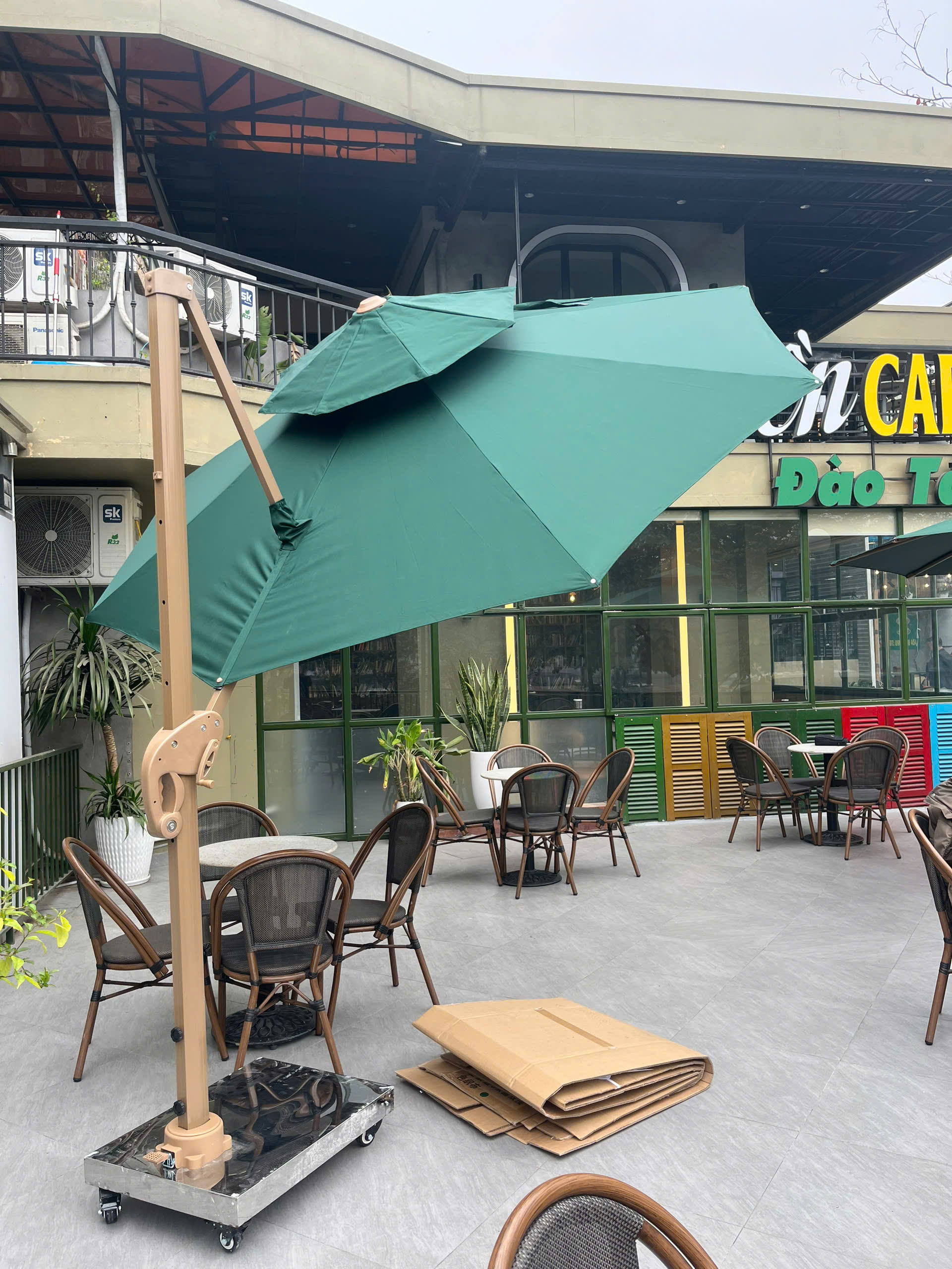Dù lệch tâm tròn 3m xoay 360 độ màu xanh che nắng mưa ngoài trời Dù lệch tâm tròn 3m xoay 360 độ màu xanh che nắng mưa ngoài trời