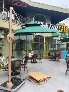 Dù lệch tâm tròn 3m xoay 360 độ màu xanh che quán cafe Dù lệch tâm tròn 3m xoay 360 độ màu xanh che quán cafe