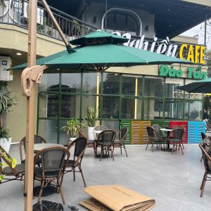 Dù lệch tâm tròn 3m xoay 360 độ màu xanh che quán cafe