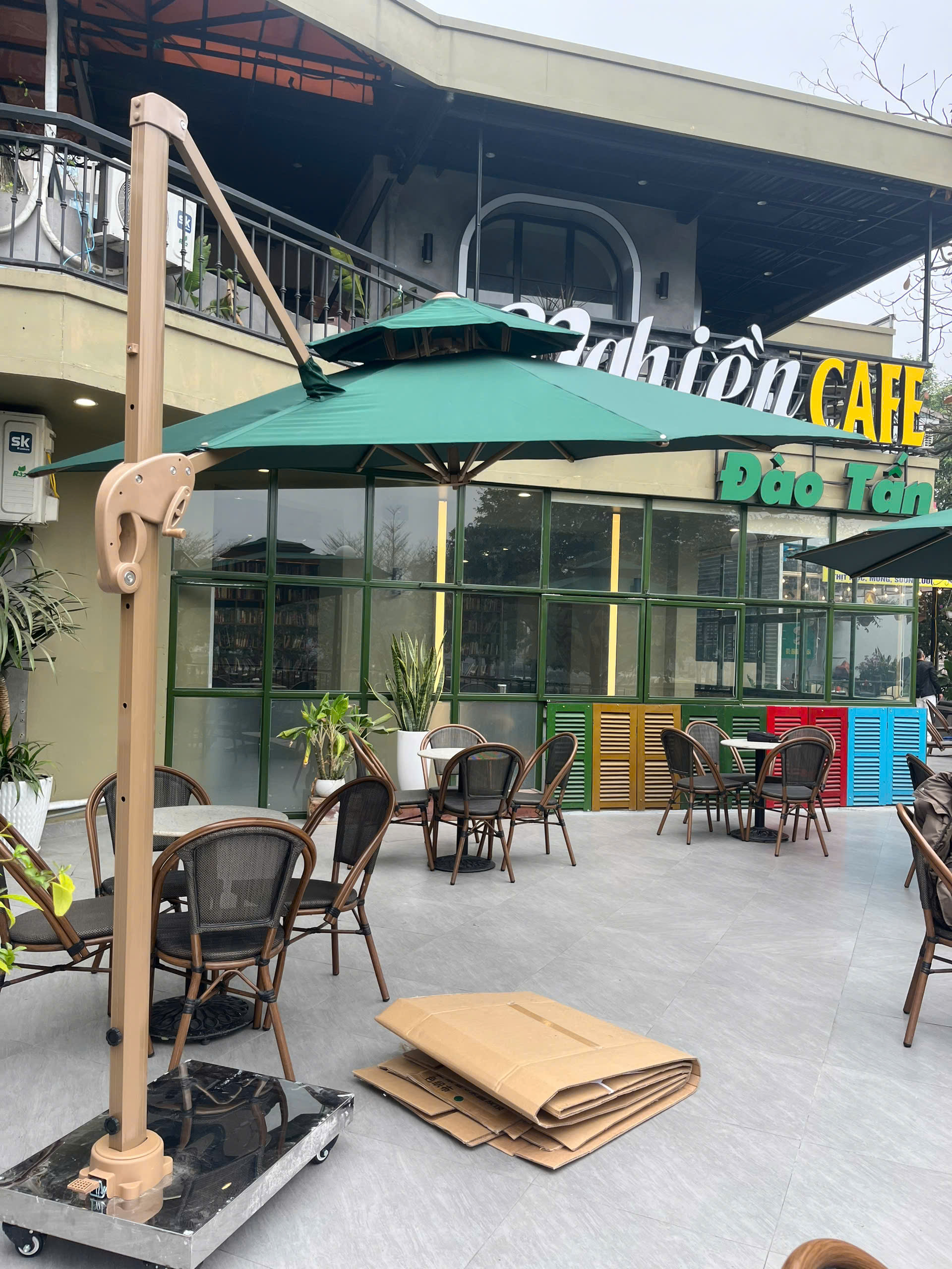 Dù lệch tâm tròn 3m xoay 360 độ màu xanh che quán cafe Dù lệch tâm tròn 3m xoay 360 độ màu xanh che quán cafe